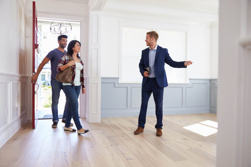 Learn how to attract renters in Ellicott City, Maryland New Ellicott City tenants looking at Maryland open house to rent.